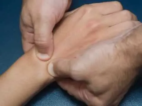 Exploración clínica del dolor cubital de muñeca