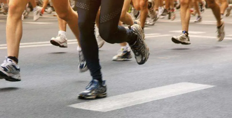 Corredor con dolor por síndrome de la banda iliotibial